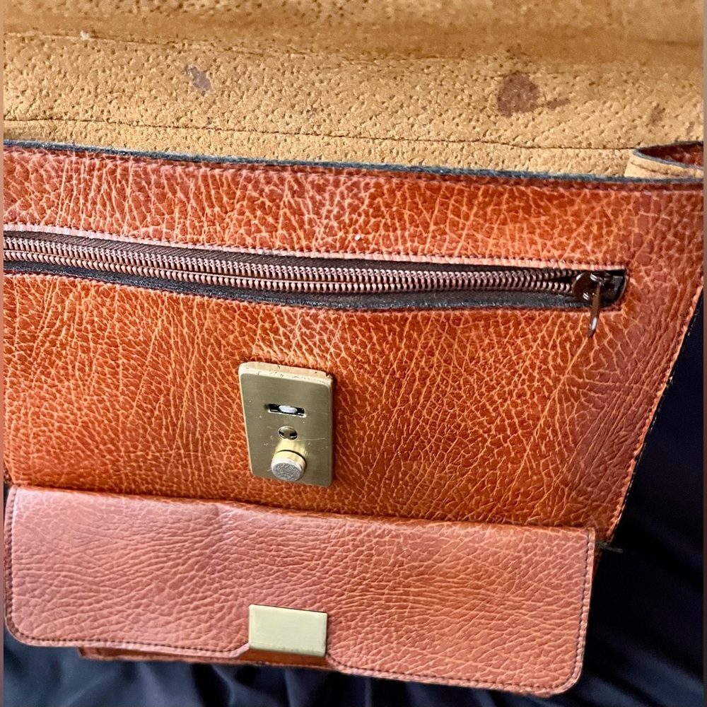70s Vintage Pebbled Leather Locking Mailbag Briefcase - Rare 6-Pocket Satchel - Picture 9 of 17